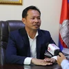Ông Chin Tara, Viện trưởng Học viện Kỹ thuật Công nghiệp, Bộ Việc làm và Đào tạo nghề Campuchia, cựu lưu học sinh Campuchia tại Việt Nam trả lời phỏng vấn phóng viên thường trú TTXVN tại Phnom Penh, Campuchia. (Ảnh: Vũ Hùng/TTXVN) 