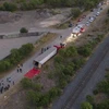 Hiện trường phát hiện thi thể người nhập cư trong xe thùng đầu kéo ở San Antonio, bang Texas, Mỹ ngày 27/6/2022. (Ảnh: THX/TTXVN) 