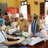 Nhân viên y tế tiêm vaccine ngừa COVID-19 cho người dân. (Ảnh: Nguyễn Chinh/TTXVN) 