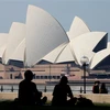 Du khách tham quan Nhà hát Opera ở Sydney, Australia. (Ảnh: AFP/TTXVN) 