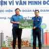 Đại diện Trung ương đoàn trao biểu trưng tặng công trình thanh niên Vườn đoàn cho tỉnh Bắc Giang. (Ảnh: Đồng Thúy/TTXVN) 