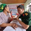 Đoàn y bác sỹ Bệnh viên Quân y 175 khám bệnh cho bà con xã miền núi Trường Xuân, Quảng Bình. (Ảnh: Đức Thọ/TTXVN) 