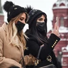 Người dân đeo khẩu trang phòng dịch COVID-19 tại Moskva, Nga. (Ảnh: AFP/TTXVN) 
