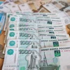 Đồng tiền giấy và tiền xu ruble của Nga. (Ảnh: THX/TTXVN) 
