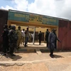 Lực lượng an ninh gác bên ngoài Trung tâm giam giữ Kuje tại Abuja, Nigeria, sau khi xảy ra vụ tấn công ngày 6/7/2022. (Ảnh: AFP/ TTXVN) 