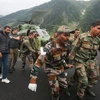 Binh sỹ Ấn Độ chuyển nạn nhân bị thương sau trận mưa lớn xảy ra ở Kashmir, ngày 9/7/2022. (Ảnh: AFP/TTXVN) 
