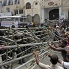 Người biểu tình cố phá rào chắn của cảnh sát trong cuộc biểu tình ở Colombo, Sri Lanka, ngày 6/7/2022. (Ảnh: AFP/TTXVN) 