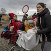 Người tị nạn từ Ukraine tại khu vực biên giới Medyka, Ba Lan, ngày 27/2/2022. (Ảnh: AFP/TTXVN) 