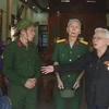 Các cựu chiến binh Sư đoàn 320 gặp mặt, trò chuyện với cựu chiến binh Ngô Quận (73 tuổi), Đội Trưởng Đội trinh sát An ninh vũ trang của huyện Hải Lăng (ngoài cùng bên phải) tại Thành cổ Quảng Trị. (Ảnh: TTXVN phát) 