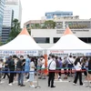 Người dân xếp hàng chờ xét nghiệm COVID-19 ở Seoul, Hàn Quốc, ngày 12/7/2022. (Ảnh: Yonhap/TTXVN) 