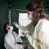 Nhân viên y tế lấy mẫu xét nghiệm COVID-19 cho người dân tại Paris, Pháp ngày 6/7/2022. (Ảnh: AFP/TTXVN) 