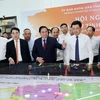 Thủ tướng Phạm Minh Chính xem mô hình quy hoạch tỉnh Hậu Giang. (Ảnh: Dương Giang/TTXVN) 