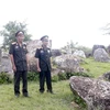 Trung tá Bounthan Manivong (trái) và Trung tá Khamdy Vannahak (phải) hồi tưởng về những năm tháng sát cánh cùng bộ đội Việt Nam trên Cánh Đồng Chum-Xiengkhuang. (Ảnh: Phạm Kiên/TXTVN) 