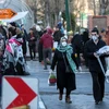 Người dân đeo khẩu trang để phòng tránh lây nhiễm COVID-19 tại Tehran, Iran. (Ảnh: THX/TTXVN) 
