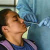 Nhân viên y tế lấy mẫu xét nghiệm COVID-19 cho người dân tại New Delhi, Ấn Độ. (Ảnh: AFP/TTXVN) 