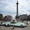Người dân tránh nóng bên đài phun nước tại Quảng trường Trafalgar ở thủ đô London, Anh, ngày 13/7/2022. (Ảnh: AFP/ TTXVN) 