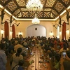Người biểu tình tập trung bên trong Phủ Tổng thống ở Colombo, Sri Lanka ngày 10/7/2022. (Ảnh: AFP/TTXVN) 