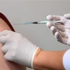 Nhân viên y tế tiêm vaccine phòng COVID-19 cho người dân tại Haar, Đức. (Ảnh: AFP/TTXVN) 
