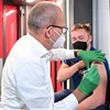 Nhân viên y tế tiêm vaccine phòng COVID-19 cho người dân tại Gruenau, Đức. (Ảnh: AFP/TTXVN) 