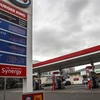 Bảng giá xăng và dầu diesel tại một trạm bán xăng ở Frankfurt, Đức ngày 25/2/2022. (Ảnh: THX/TTXVN) 