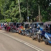 Các phương tiện xếp hàng chờ bơm xăng tại Pugoda, Sri Lanka, ngày 23/6/2022. (Ảnh: AFP/TTXVN) 