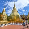 Khách di lịch tham quan một ngôi chùa ở Chiang Mai, Thái Lan. (Ảnh: AFP/TTXVN) 