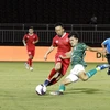 Pha tranh bóng giữa các cầu thủ đội chủ nhà Câu lạc bộ Thành phố Hồ Chí Minh (áo xanh) với các cầu thủ đội bóng Hải Phòng (áo đỏ). (Ảnh: Thanh Vũ/TTXVN) 