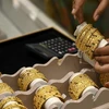 Vàng trang sức được bày bán tại tiệm kim hoàn ở Chennai, Ấn Độ. (Ảnh: AFP/TTXVN) 