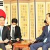 Thủ tướng Hàn Quốc Han Duck-soo tiếp Thường trực Ban Bí thư Võ Văn Thưởng. (Ảnh: Khánh Vân/TTXVN)
