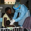 Bệnh nhân nhiễm virus Marburg được điều trị tại bệnh viện ở tỉnh Uige, Angola. (Ảnh: AFP/TTXVN) 