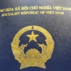 Hộ chiếu phổ thông mẫu mới của Việt Nam có màu xanh tím than để phân biệt với hộ chiếu phổ thông mẫu cũ. (Ảnh: Mạnh Hùng/TTXVN) 