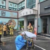 Lực lượng cứu hỏa Hàn Quốc được triển khai tại bệnh viện ở Icheon sau vụ hỏa hoạn, ngày 5/8/2022. (Ảnh: koreajoongangdaily/TTXVN) 