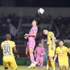 Pha tranh bóng giữa cầu thủ đội bóng đá Sài Gòn FC (áo hồng) với đội bóng Hoàng Anh Gia Lai (áo vàng). (Ảnh: Thanh Vũ/TTXVN) 