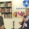 Phóng viên phỏng vấn ông Kim Hae-yong, Tổng thư ký Trung tâm ASEAN-Hàn Quốc. (Ảnh: TTXVN) 