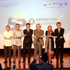 Thứ trưởng Bộ Ngoại giao Argentina Pablo Tettamanti (thứ 3 từ phải sang) cùng đại sứ các nước ASEAN tại lễ kỷ niệm. (Ảnh: Hoài Nam/TTXVN) 