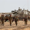 Binh sỹ Israel cùng các thiết bị quân sự tại khu vực biên giới với Dải Gaza, sau khi lệnh ngừng bắn có hiệu lực, ngày 6/8/2022. (Ảnh: AFP/TTXVN) 