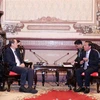 Chủ tịch Ủy ban Nhân dân Thành phố Hồ Chí Minh Phan Văn Mãi (phải) tiếp ông Tan See Leng (trái), Bộ trưởng Bộ Nhân lực, Bộ trưởng thứ hai Bộ Thương mại và Công nghiệp Singapore. (Ảnh: Xuân Khu/TTXVN) 