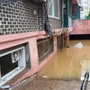 Căn hộ bán hầm, nơi tìm thấy ba người trong một gia đình đã chết trong trận mưa lớn ở Sillim-dong, Gwanak-gu, Seoul, tối 8/8. (Nguồn: Yonhap) 