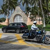 Lực lượng thực thi pháp luật được triển khai tại khu nghỉ dưỡng Mar-a-Lago của cựu Tổng thống Mỹ Donald Trump ở Palm Beach, bang Florida ngày 9/8/2022. (Ảnh: AFP/TTXVN) 