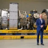 Thủ tướng Đức Olaf Scholz bên tuabin của đường ống dẫn khí đốt Dòng chảy phương Bắc 1 tại nhà máy Siemens ở thành phố Muelheim an der Ruhr, ngày 3/8/2022. (Ảnh: AFP/TTXVN) 