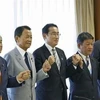 Thủ tướng Nhật Bản Fumio Kishida (thứ 3 trái) chụp ảnh cùng ban lãnh đạo Đảng Dân chủ Tự do tại Tokyo, ngày 10/8/2022. (Ảnh: Kyodo/TTXVN) 
