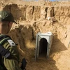 Một binh sỹ Israel đứng trước một cửa hầm. (Nguồn: AP) 