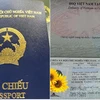 Mẫu hộ chiếu mới màu xanh tím than. (Nguồn: TTXVN) 
