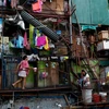 Người dân sống trong một khu nhà ổ chuột ở Philippines. (Nguồn: Reuters) 