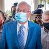 Cựu Thủ tướng Malaysia Najib Razak (giữa) tới phiên tòa ở Kuala Lumpur ngày 18/2/2021. (Ảnh: AFP/TTXVN) 