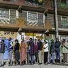 Người dân xếp hàng chờ bỏ phiếu trong cuộc tổng tuyển cử tại Nairobi, Kenya ngày 9/8/2022. (Ảnh: AFP/TTXVN) 