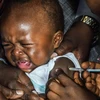 Nhân viên y tế tiêm vaccine ngừa sốt rét cho trẻ em tại Ndhiwa, Kenya ngày 13/9/2019. (Ảnh: AFP/TTXVN) 
