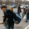 Người dân Ukraine sơ tán khỏi thành phố Berdyansk và Mariupol ngày 1/4/2022. (Ảnh: AFP/TTXVN) 