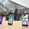 Điện thoại iPhone của Apple được bày bán tại một cửa hàng ở Milan, Italy. (Ảnh: AFP/TTXVN) 