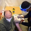 Nhân viên y tế tiêm vaccine ngừa COVID-19 cho người dân ở New York, Mỹ. (Ảnh: AFP/TTXVN) 